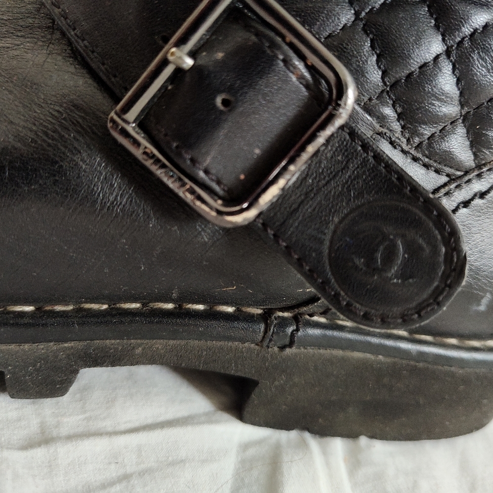 Vintage CHANEL black leathermotorcycle boots - Picture 3 of 9